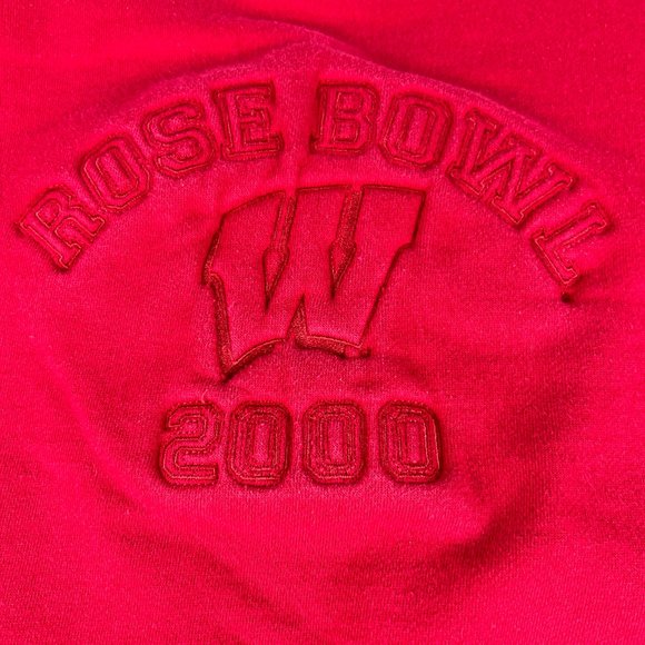 Y2K Gear Wisconsin Badgers Sweatshirt Adult Large Red Faded Embossed Crewneck - Picture 2 of 13